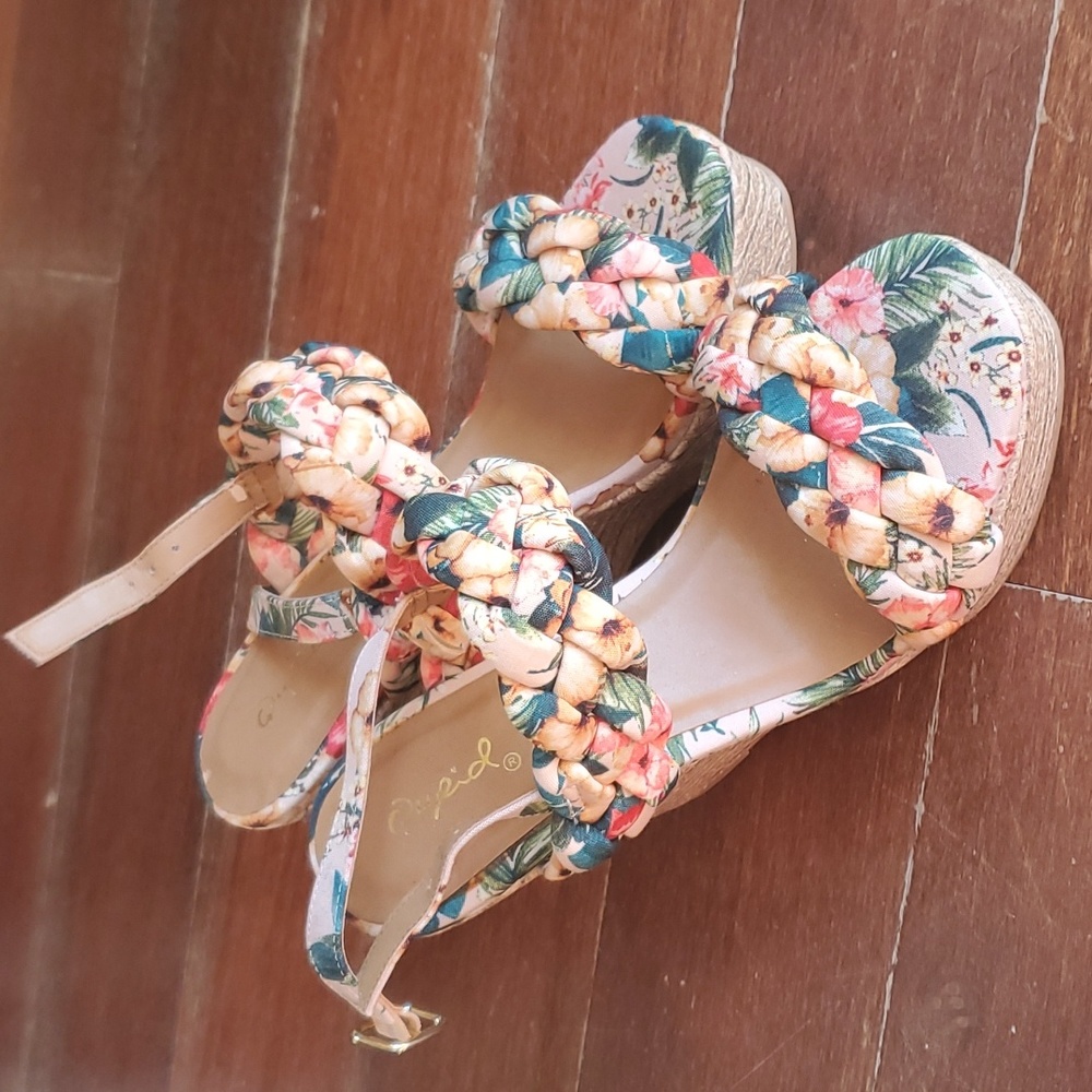 Never worn Qupid high wedge strap shoes size 6